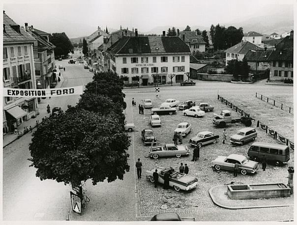 Ford-Ausstellung in Bulle: Im Gründungsjahr 1958 sind Autopräsentationen zwar einfach, aber dennoch ist die Modellpalette der Ford Motor Company (Switzerland) SA schon damals äusserst vielseitig. Damals spielten die US-Modelle noch eine tragende Rolle.